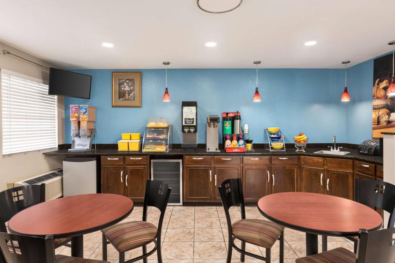 Days Inn By Wyndham Demopolis Екстер'єр фото