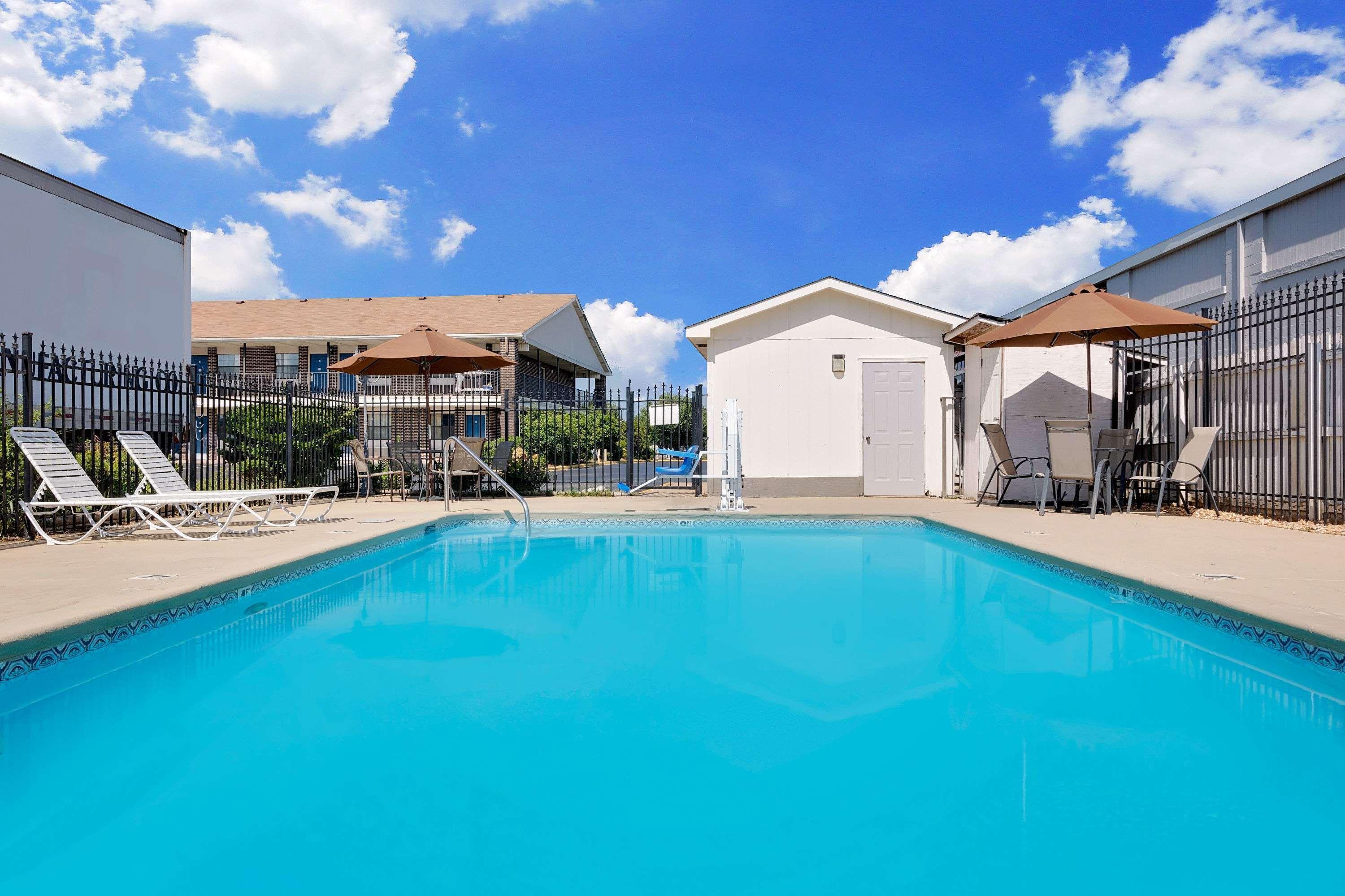 Days Inn By Wyndham Demopolis Екстер'єр фото
